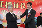 莱茵中国车辆部门总监 Oliver Rothert 先生向常隆客车董事长黄坤达颁发WVTA证书