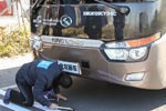比赛选手开始赛前检查