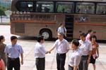 领导参观比赛车辆