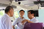 领导参观比赛车辆