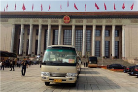 人民大会堂前的金旅考斯特