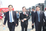 康明斯中国投资有限公司副董事长与大金龙总经理见证交车仪式