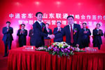 中通客车总经理孙庆民代表公司与中国联通签署战略合作协议