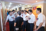 与会领导参观中通四十年图片展