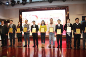 2013年度中国市场推荐客车获奖企业代表领奖