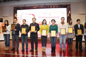 2013年度海外市场推荐客车获奖企业代表领奖