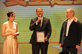 2013年度“安全之星”获奖企业代表领奖