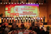 2014年度中国市场推荐客车获奖企业代表领奖