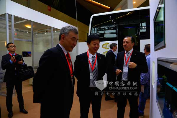 金龙汽车集团董事长廉小强（左二）陪同中国驻比利时大使曲星（左一）参观金旅客车