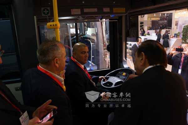 车展现场，客户亲身体验金旅客车