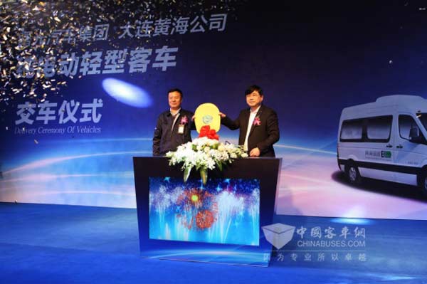 图:大连黄海公司总经理王杰递交金钥匙