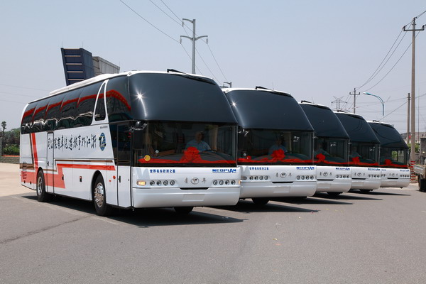 青年客车JNP6127LBEV纯电动客车