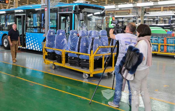 乌克兰主流媒体考察团参观大金龙