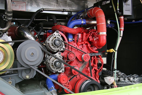 开机运行中的康明斯ISB6.7欧VI发动机