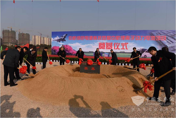 各位领导为项目工程开工培土奠基