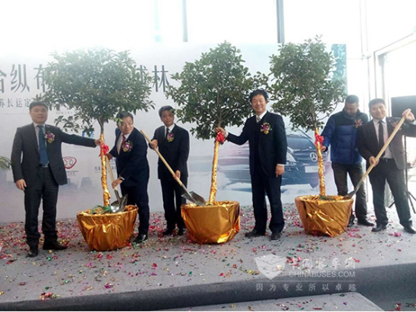 　“合纵布局，聚木成林”的定制座驾交车仪式现场