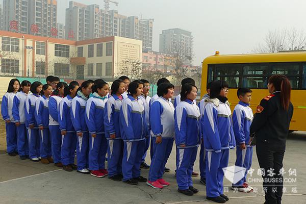 照管员向学生耐心讲解乘车安全事宜