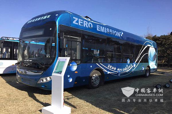 百人会现场展示的宇通燃料电池城市客车