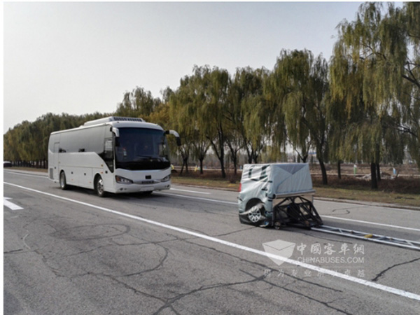 海格KLQ6932在进行AEBS测试