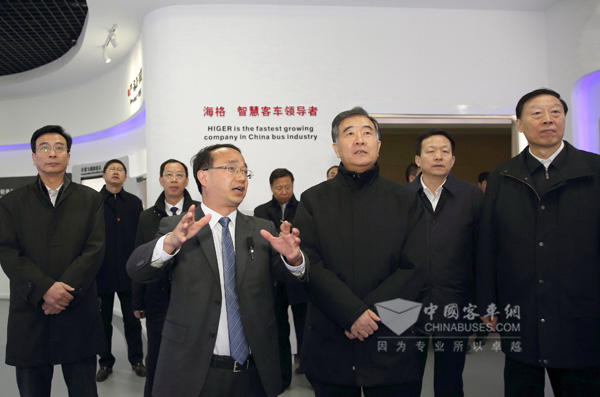 海格客车总经理吴文文向副总理汪洋、江苏省委书记罗志军（前排右一）、苏州市委书记周乃翔（后排右一）等领导介绍海格新能源客车在保加利亚首都索菲亚实时运行情况