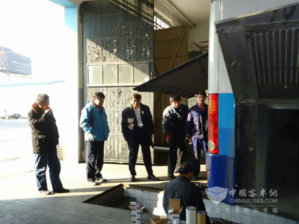 服务保障小组对上会车辆进行检测