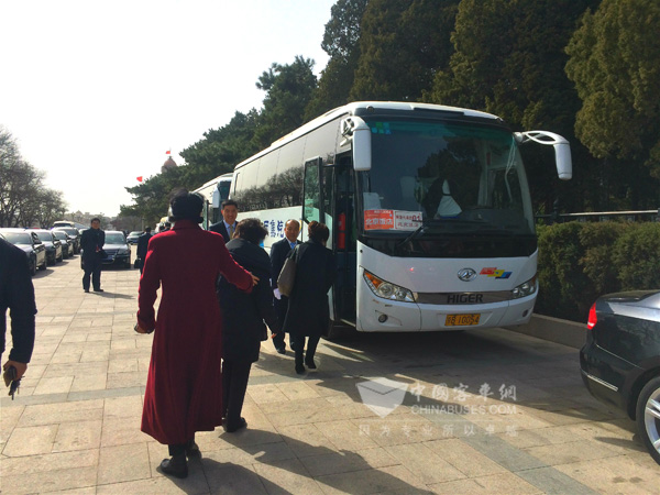 服务两会的海格客车正接待两会代表们