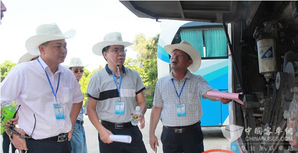 检查组深入一线,对旅游车辆进行检查