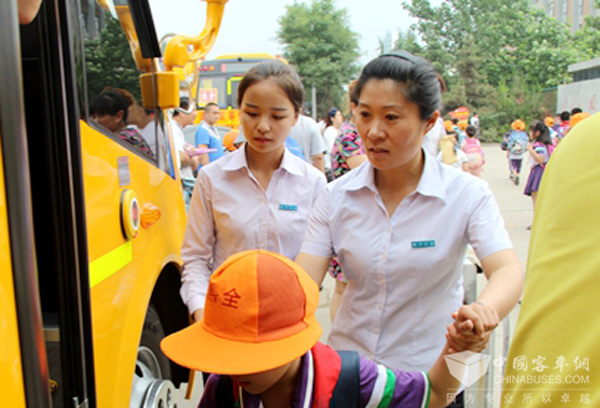 山东：临沂“公交校车”上路 3条“专线”任选