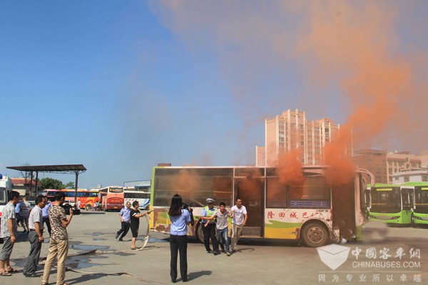 湖南：隆回县举行公交车突发性事件应急救援演练
