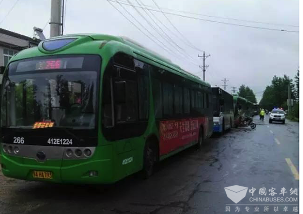 公交赶赴蔡甸转移村民 扬子江客车当主力