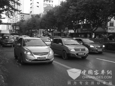 杭州公交专用道“松绑”第一天 私家车司机有些“胆小”