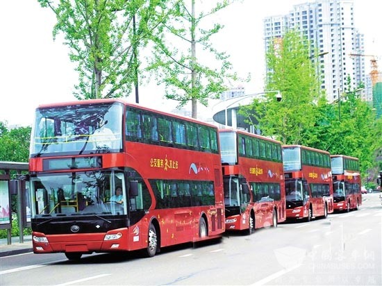 四川：双层巴士初现甜城，外观大气有内涵