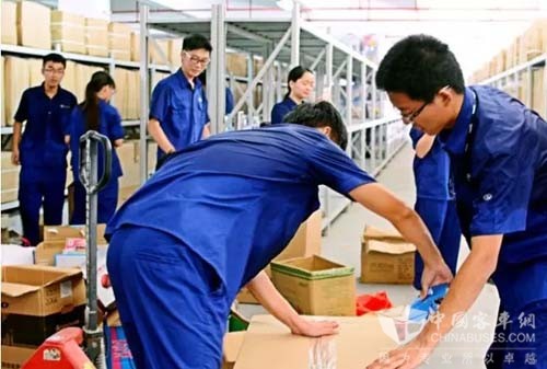 金龙客车：爱心比高艳阳天