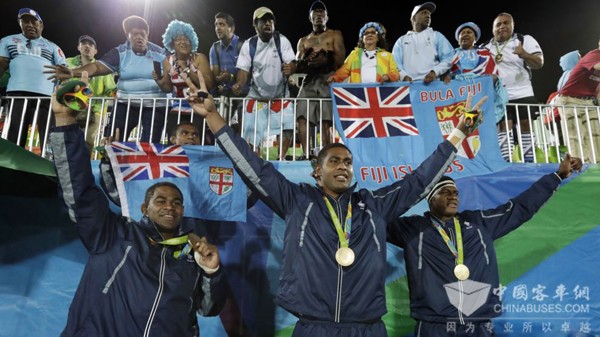 斐济奥运冠军凯旋 百路佳客车机场迎接