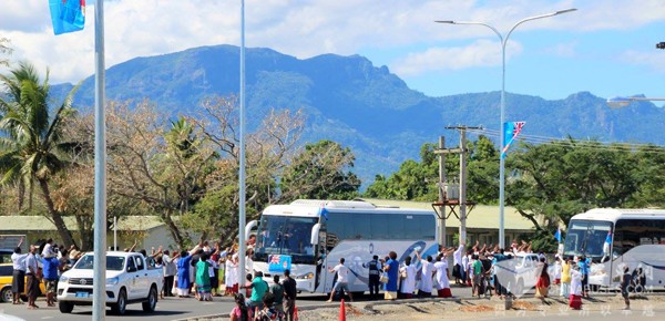 斐济奥运冠军凯旋 百路佳客车机场迎接