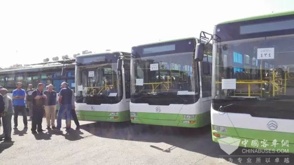 金旅客车穿行叙利亚