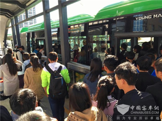 国庆收假返程高峰  银川公交精准服务