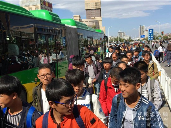 国庆收假返程高峰  银川公交精准服务