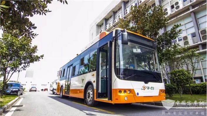【猜一猜】能分析、会计算,还搭载机器人的300台纯电动客车将去哪里?