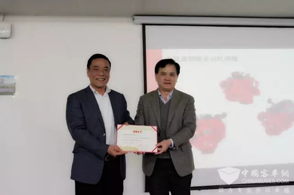 东风康明斯为武汉理工大学学子捐赠5台发动机练手