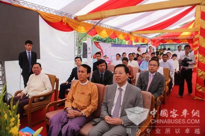 驻缅甸大使洪亮出席中国出口缅甸仰光城市公交车移交仪式