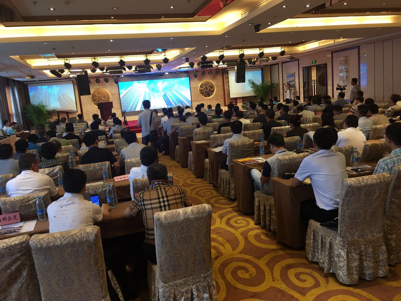 “信息化”应用之后，公交公司迎来“智能化”时代