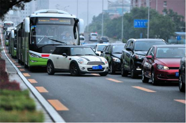 城市公共交通管理条例拟规定：禁止非法拦截公交车辆