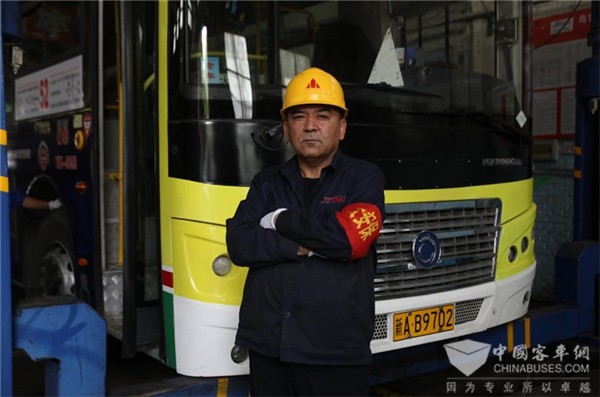 乌鲁木齐珍宝巴士努尔艾力·卡德尔:确保每一个零部件修复完好 乌鲁木齐珍宝巴士努尔艾力·卡德尔:确保每一个零部件修复完好