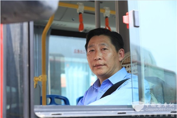 松江公交夏良:每天付出一点点时间 为乘客出行创造美好环境 松江公交夏良:每天付出一点点时间 为乘客出行创造美好环境