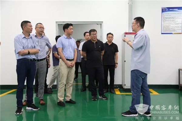 湖北潜江市领导莅临上海申龙调研 对企业发展给予高度评价