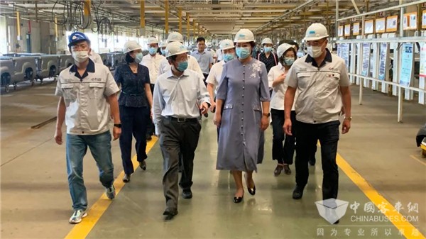 辽宁省副省长一行赴曙光集团调研 参观黄海大中轻型客车产品