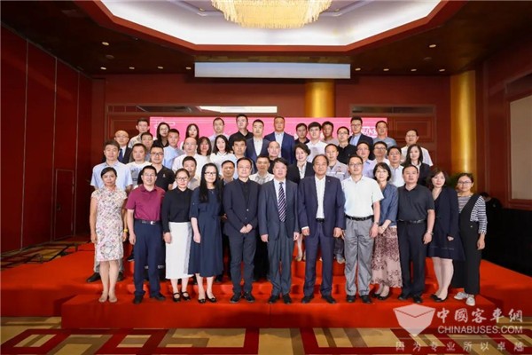 汽车行业战“疫”英雄谱表彰 金龙客车获两大荣誉称号