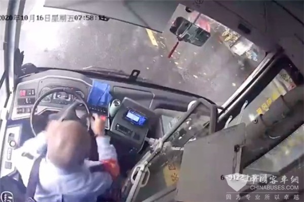 公交车变身“急救车” 杭州街头中车电动为生命护航！