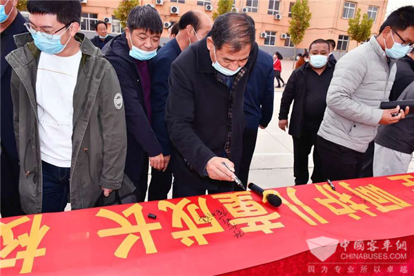 用爱用情用心做教育! 河北隆尧教育局携手各界共筑校车交通安全“防护网